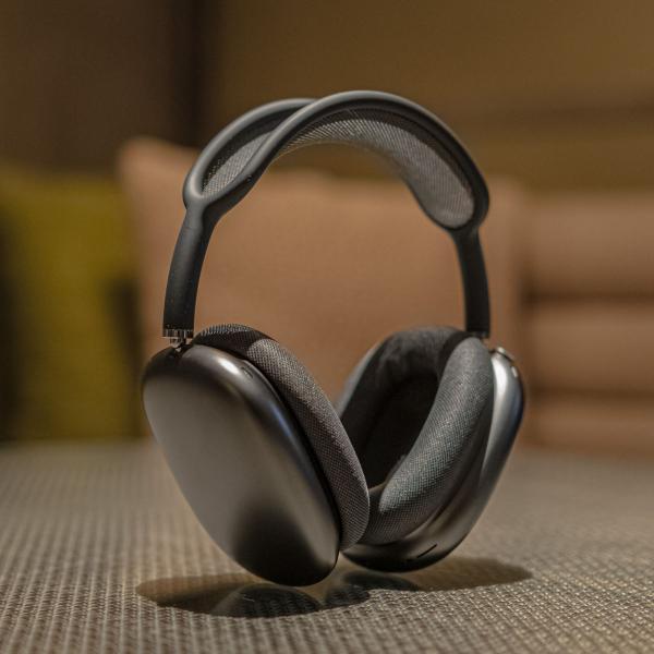 APPLE AIRPODS MAX Wireless ANC Headphone Black with protective pouch and premium over-ear design
